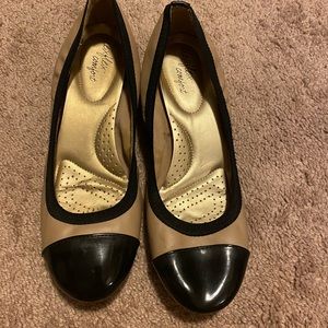 Dexflex Comfort tan flats with black accents, 9.5